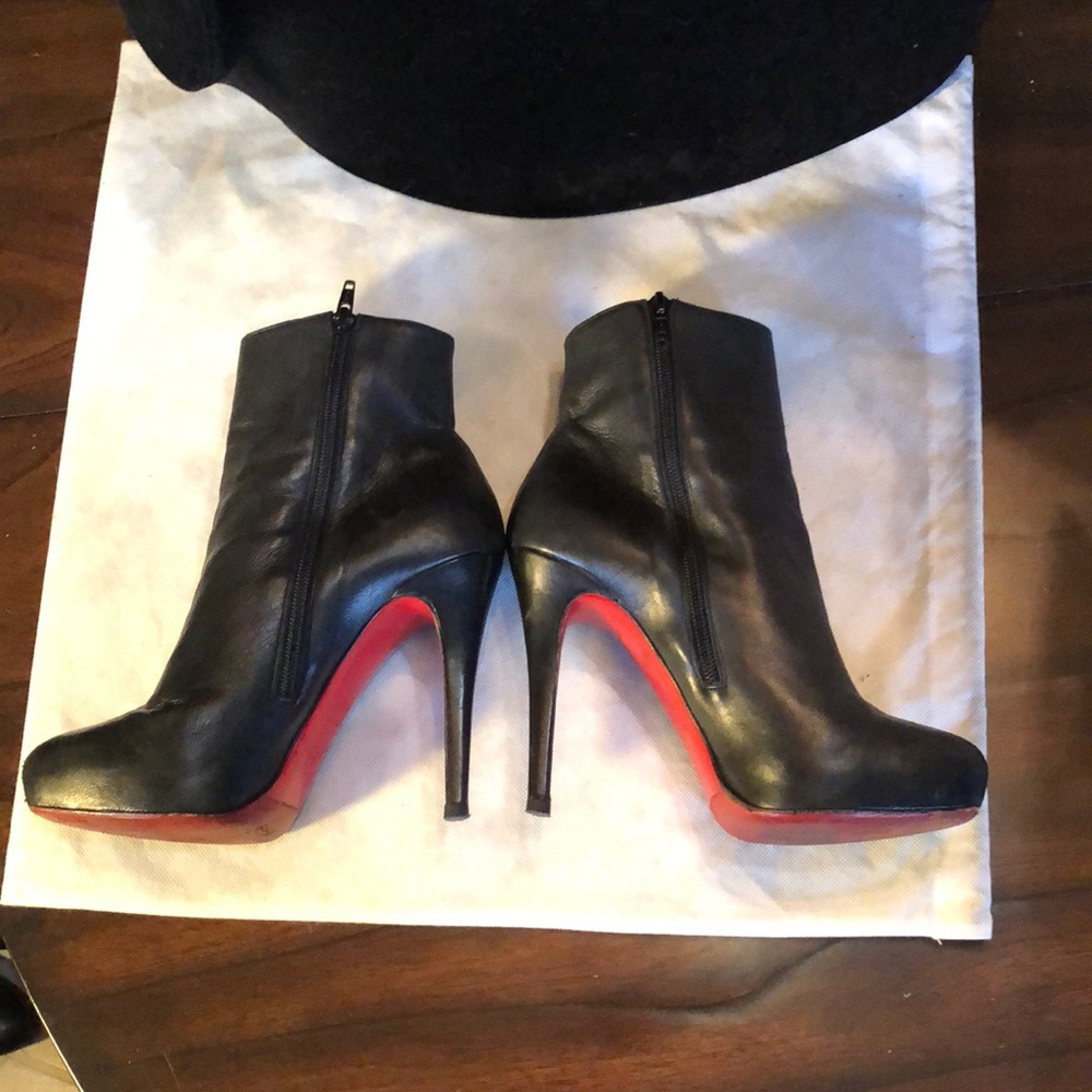👢Christian Louboutin Leather, classic red sole stiletto zip side sq toe booties